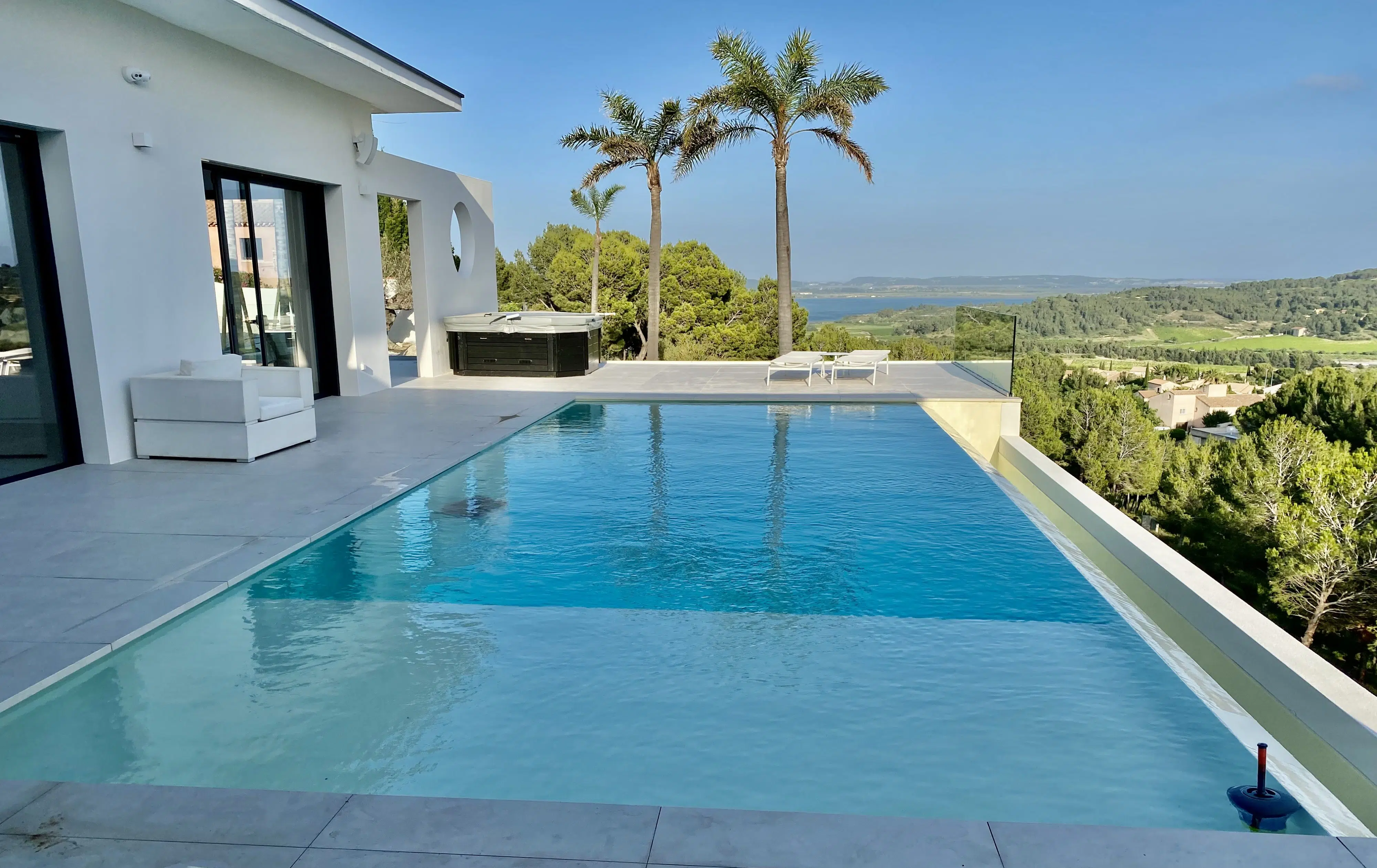 Construction piscine Narbonne – Piscine sur-mesure et garantie décennale 1 Piscine à débordement