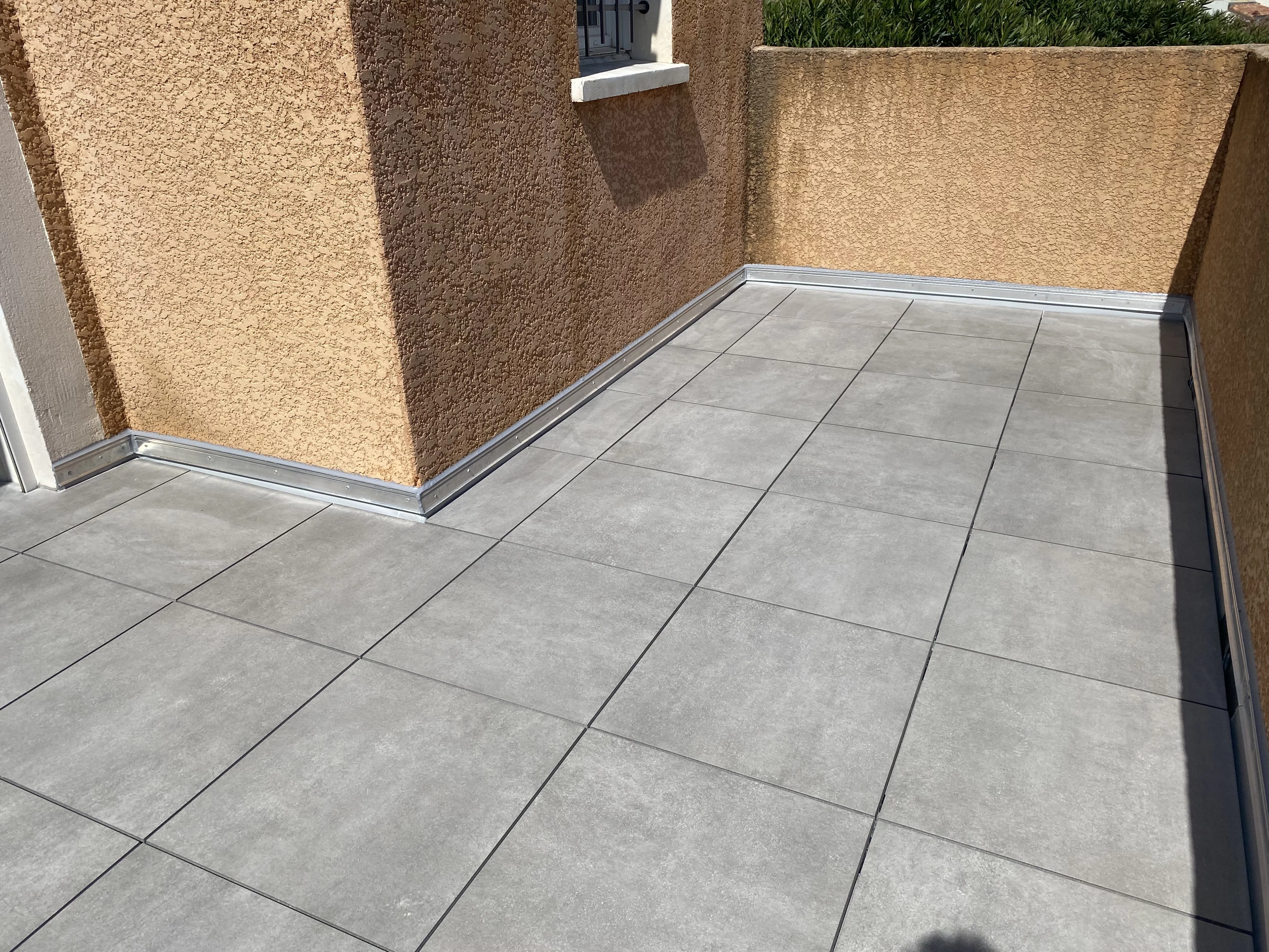 Étanchéité Toiture et Terrasse 3 Dalles sur plots sur étanchéité toiture-terrasse